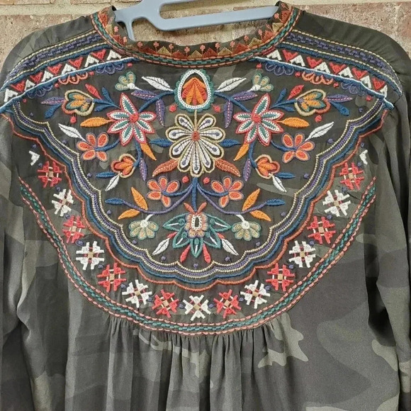JOHNNY WAS Laila Paris Embroidered Effortless Silk Camo Blouse Top S - Picture 7 of 8
